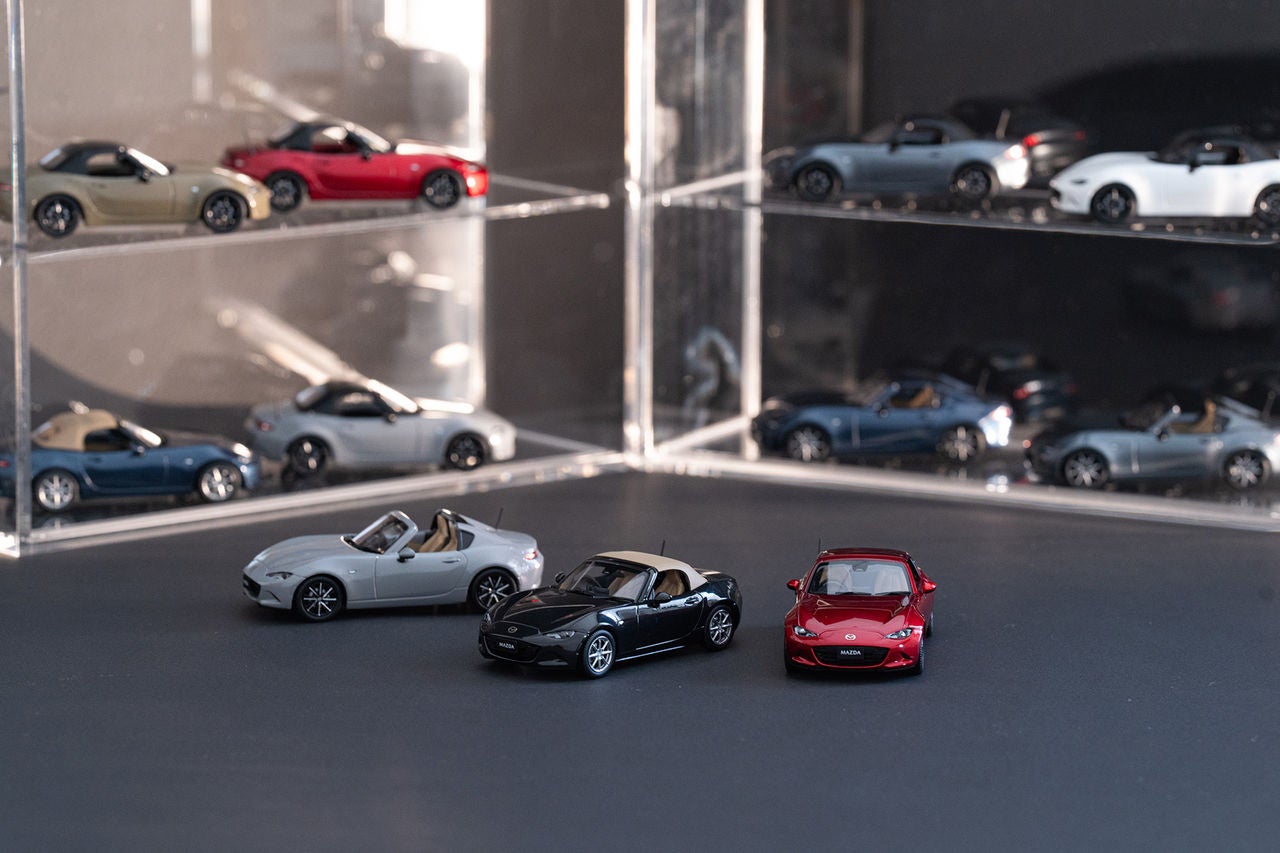 デザイナーが監修した「ROADSTER（2024) モデルカー 1/43スケール」の