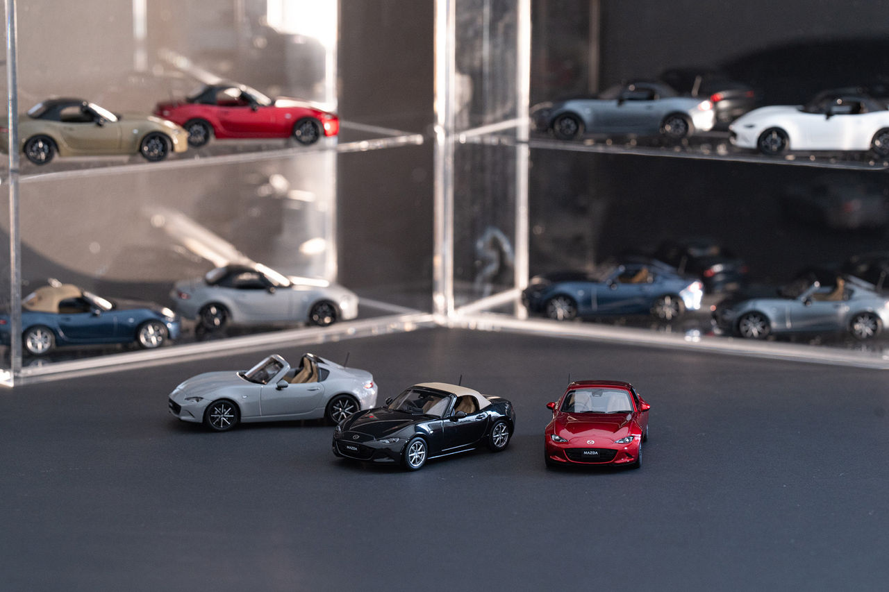デザイナーが監修した「ROADSTER（2024) モデルカー 1/43スケール」の