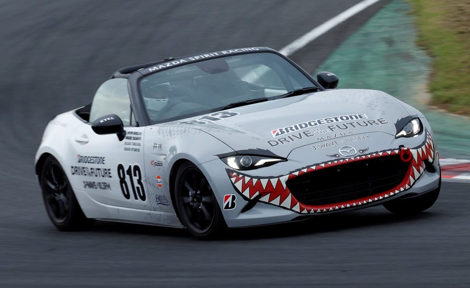 カーナンバー813　J-wave Racing