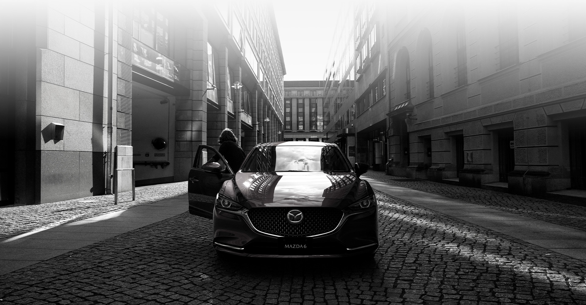 その気品漂うスタイルが、大人のエレガンスを語ります