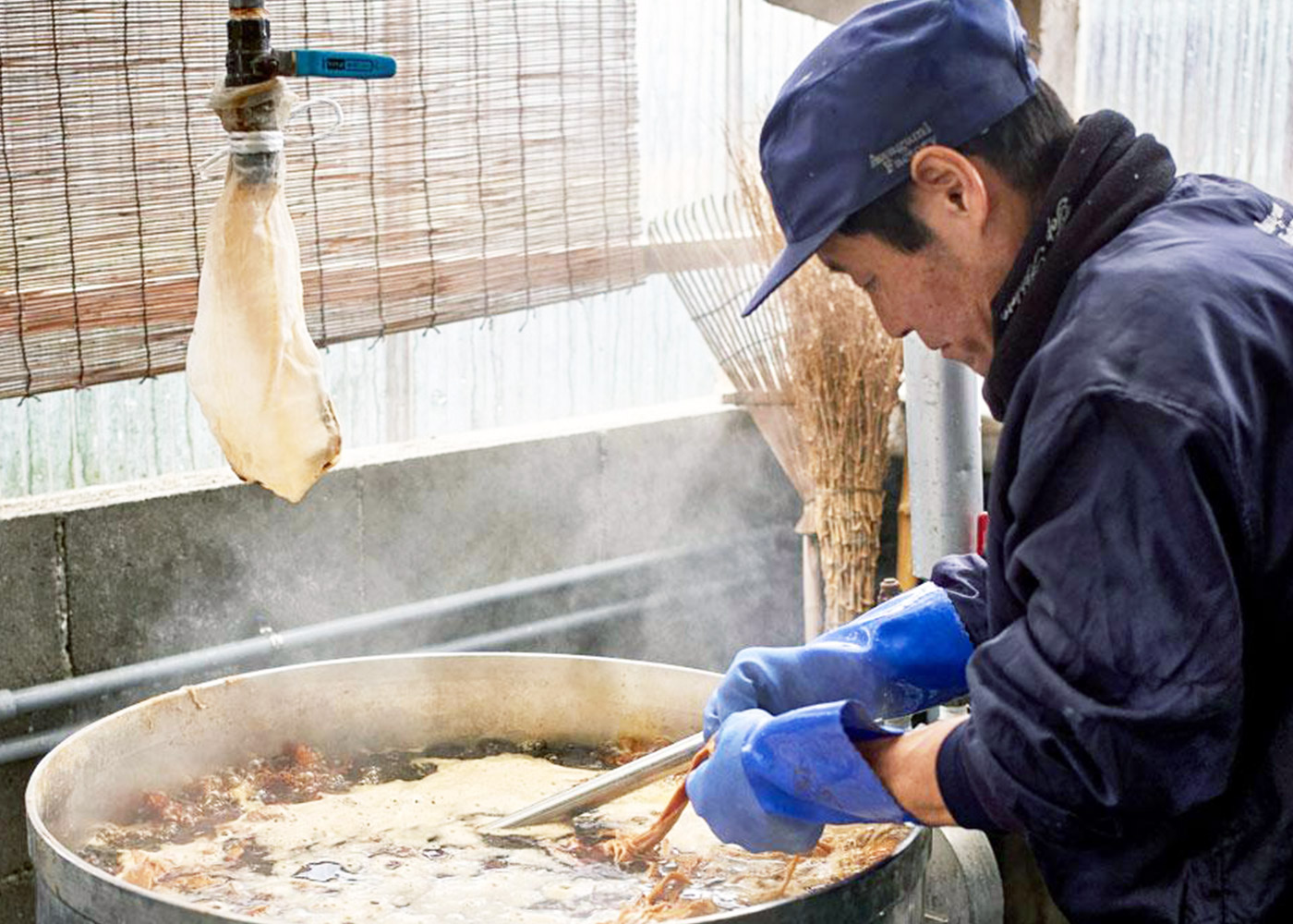 ほんの数名の職人によって作られる本物の和紙は強靭で耐久性が高く、 壊れずふやけないという魅力的な特徴を備えている